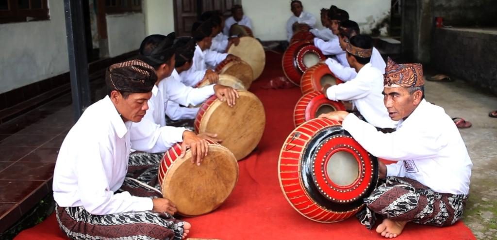 Salah satu kegiatan warga Pegayaman. (Foto: dakwahislambali.com)