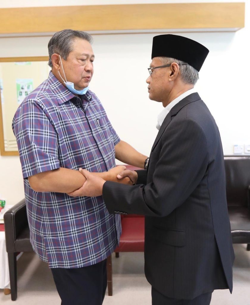 Ketum PP Muhammadiyah Jenguk Ani Yudhoyono di Singapura