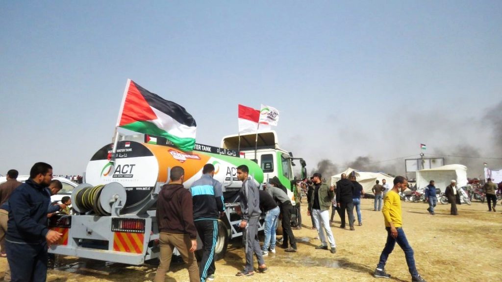 Mobile Water Tank dari ACT saat membantu aksi Great Return March di Gaza. Foto: ACT