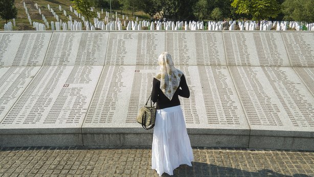 Papan nama korban pembantaian Srebrenica. (Foto: rte.ie)