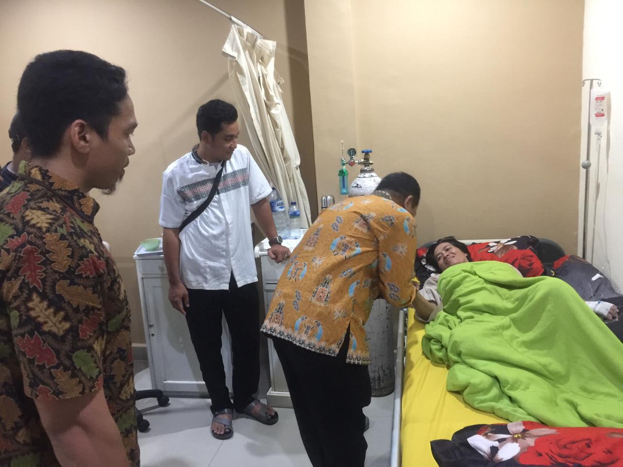 Bawaslu Riau Kunjungi Petugas KPPS yang Sakit
