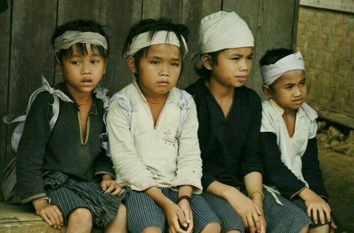 Anak-Anak Baduy Bersantai di Depan Rumah Mengenal dan Mengagumi Orang-Orang Suku Baduy