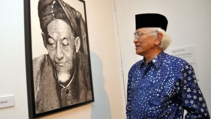 GUS MUS, Kiai Pertama yang Main Twitter GUS MUS, Kiai Pertama yang Main Twitter