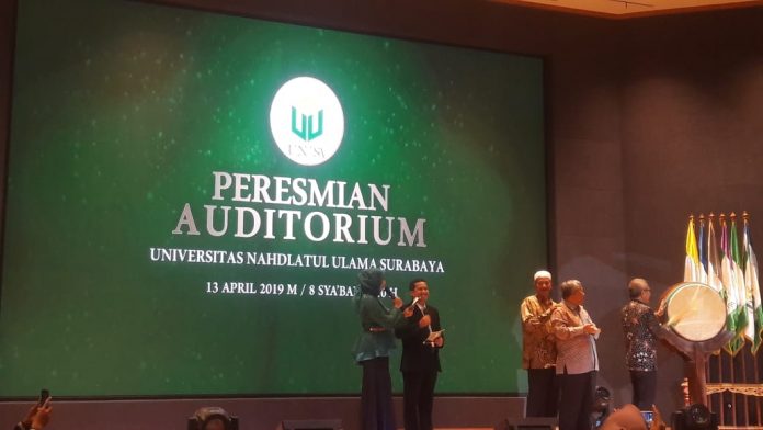 Resmikan Auditorium Senilai 15 Miliar, Rektor UNUSA: Kita Perlu Kebanggaan Rektor Unusa, Prof. Dr. Ir. Ach. Jazidie M. Eng (memukul bedug) bersama Ketua Yayasan Rumah Sakit Islam, Prof. Dr. Ir. M. Nuh dan Gus Ali Masyhuri saat meresmikan auditorium Unusa, Sabtu (13/4/19).