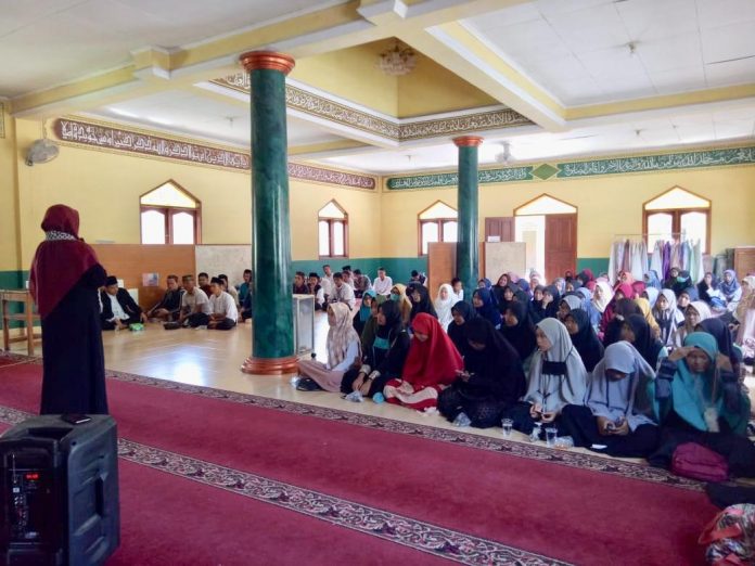 Melalui Bedah Buku, Komunitas Pecinta Al-Aqsha Tebar Semangat Pembebasan Palestina ke Milenial Siswa siswi SMA Ki Hajar Dewantoro Tangerang mengikuti bedah buku Parade Heroik Pembebas Palestina, Sabtu (13/4/19).
