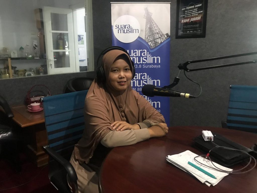 Nur Elya Anggraini, Koordinator Divisi Humas dan Hubungan Antar Lembaga Bawaslu Provinsi Jatim dalam talkshow Ranah Publik Suara Muslim Surabaya 93.8 fm (15/4/19) .