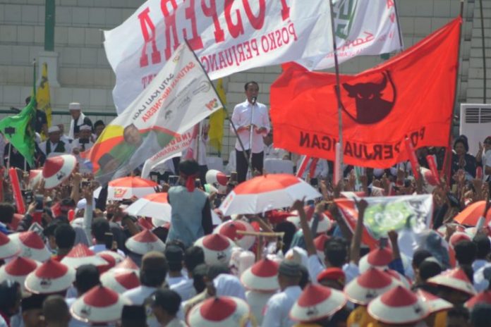 Jokowi Perkenalkan Tiga Kartu Sakti di Karawang Jokowi Perkenalkan Tiga Kartu Sakti di Karawang