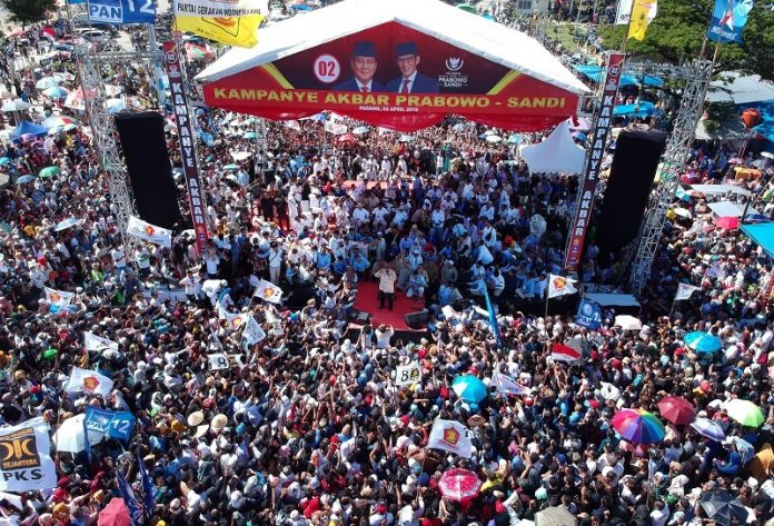 Calon presiden nomor urut 02, Prabowo Subianto (tengah), melakukan orasi politik saat kampanye akbar di Padang, Sumatera Barat,