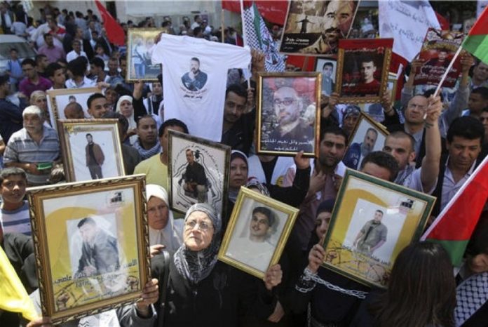 warga-palestina-memegang-foto-tahanan-palestina-di-penjara-israel