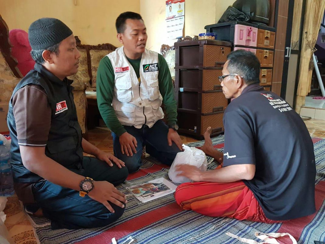 Act Jatim Dan Mri Beri Santunan Untuk Tarmuji Penderita Stroke Yang