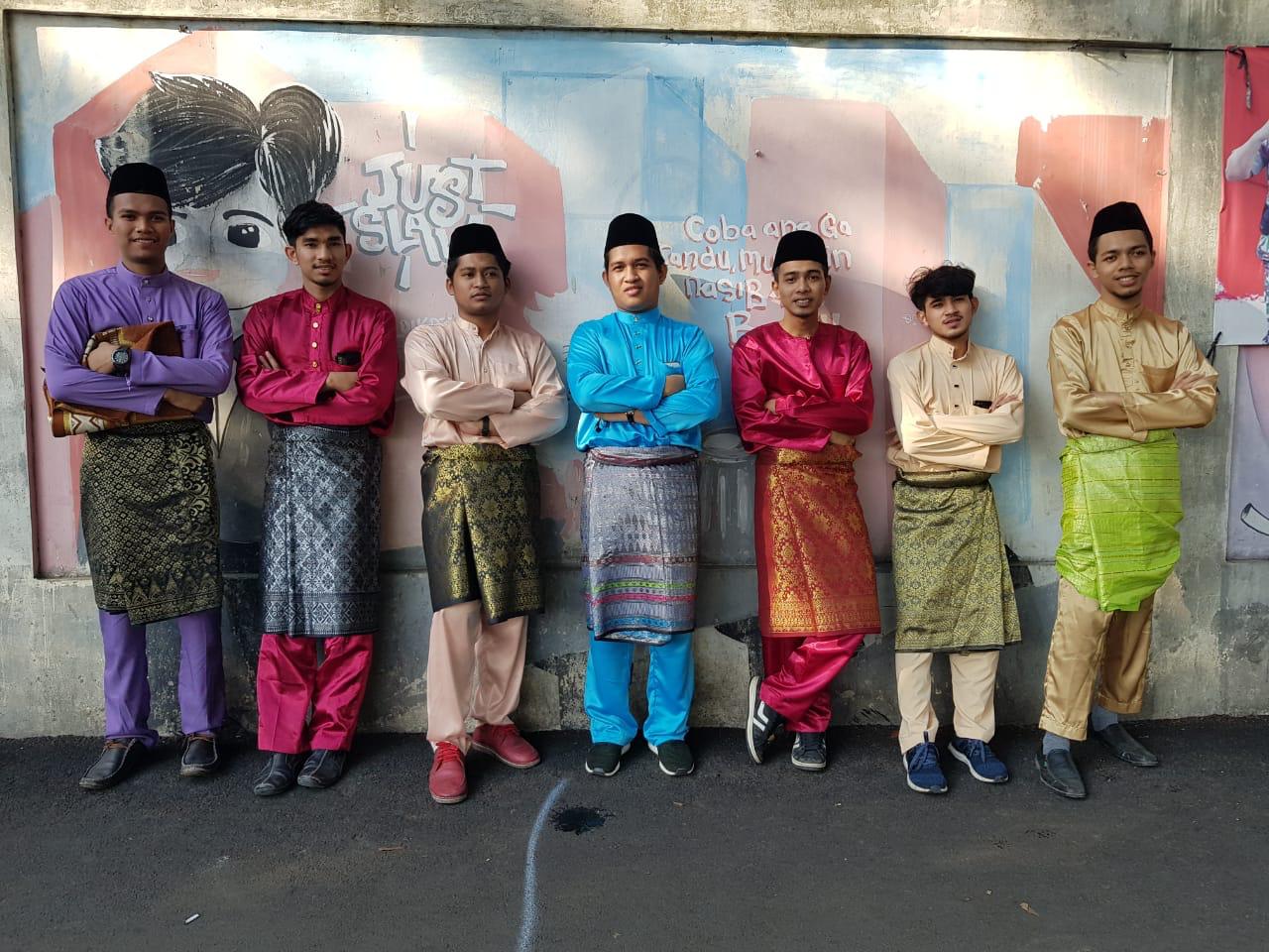 Mahasiswa Patani Lebaran di Indonesia dengan Pakaian Kebudayaan Patani