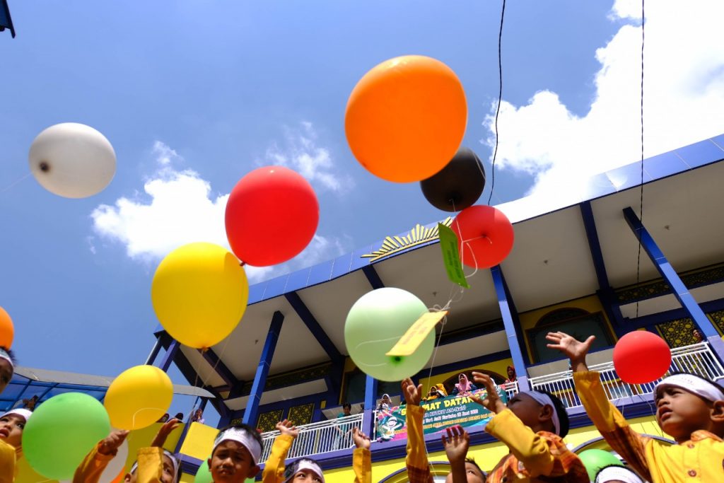 Lawan Narkoba, Siswa KBTK An Nahl Terbangkan Ratusan Balon Impian