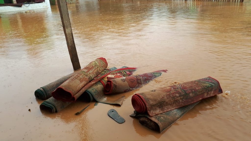 Terendam Banjir, Laznas BMH Bersihkan Masjid Di Konawe Utara