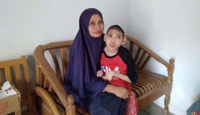 Perjuangan Nur Azizah untuk Kesehatan Anaknya yang Cerebral Palsy Perjuangan Nur Azizah untuk Kesehatan Anaknya yang Cerebral Palsy