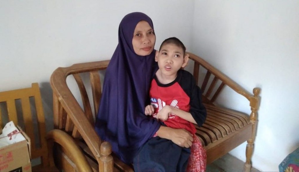 Perjuangan Nur Azizah untuk Kesehatan Anaknya yang Cerebral Palsy