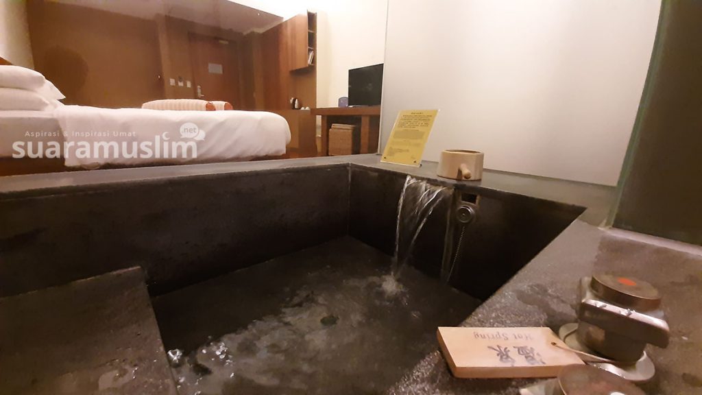 Hot spring bath up yang tersedia di masing-masing kamar hotel Luminous. Foto Muhammad Nashir
