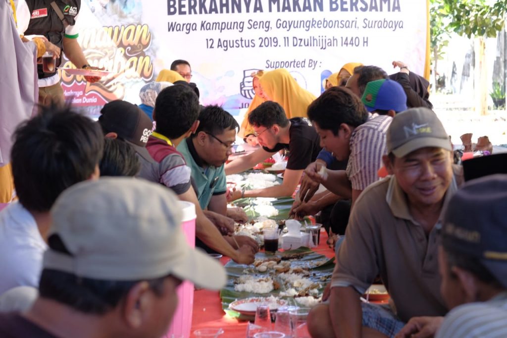 Syukuran Qurban, Bahagiakan Warga Kampung Seng Surabaya dengan Makan Rawon Bersama