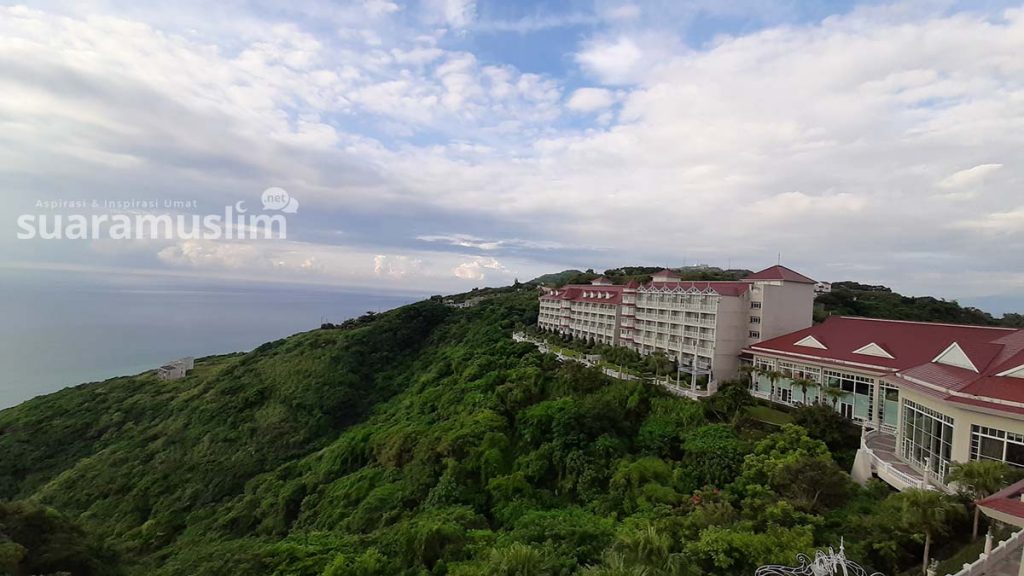 Pemandangan bukit hijau dan Laut Pasifik yang bisa disaksikan dari dalam kamar hotel Farglory. Foto Muhammad Nashir