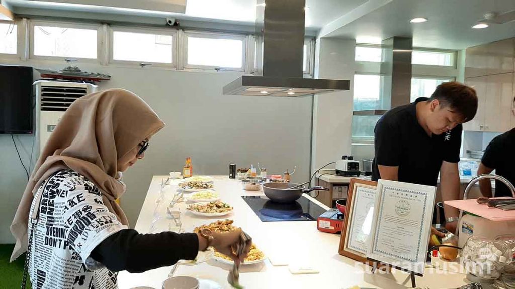 Pengunjung muslim mengambil makanan. Foto: Muhammad Nashir)