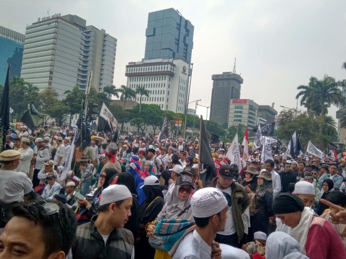 Aksi Mujahid 212 Lakukan Mubahalah, Minta Jokowi Dilaknat 7 Turunan Kalau Zalim Aksi Mujahid 212 Lakukan Mubahalah, Minta Jokowi Dilaknat 7 Turunan Kalau Zalim