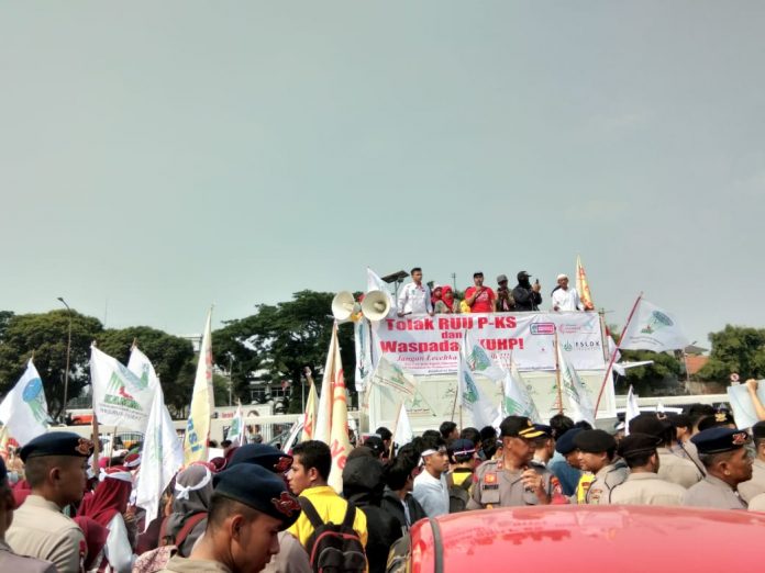 Aksi di Depan Gedung DPR RI, Massa Tolak RUU P-KS Aksi di Depan Gedung DPR RI, Massa Tolak RUU P-KS