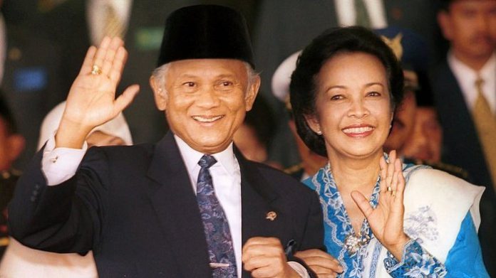 Antara Habibie dan Jokowi Antara Habibie dan Jokowi