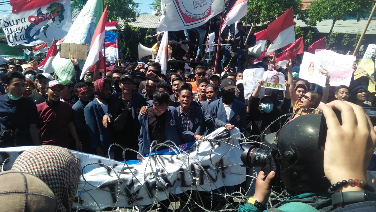 Belum Ditemui Dewan, Massa Aksi Mahasiswa Surabaya Mendesak Masuk ke DPRD Jatim