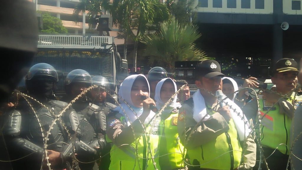 Dewan Tidak Menemui, Polisi Tenangkan Massa Aksi Surabaya dengan Membaca Asmaul Husna