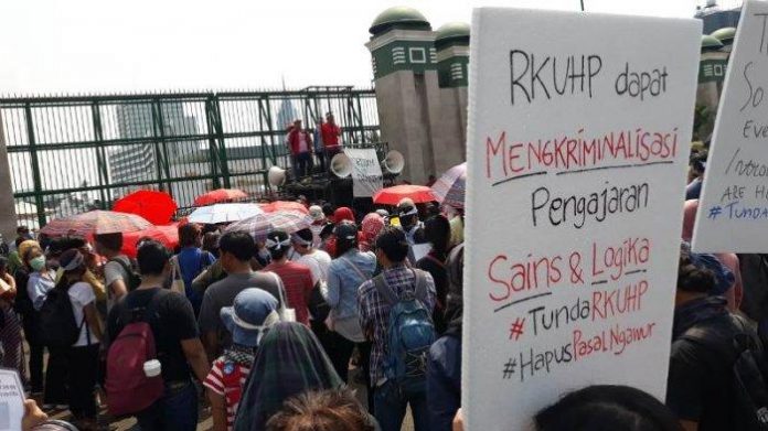 IJTI Tolak RKUHP yang Membungkam Pers Kritis! IJTI Tolak RKUHP yang Membungkam Pers Kritis!