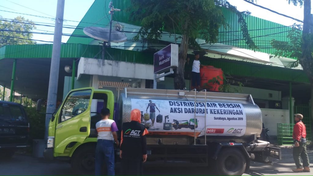 3 Hari PDAM Tak Mengalir, ACT Salurkan Air Bersih ke Masjid Al Falah Surabaya