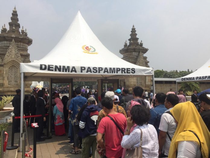 Lepas Kepergian Habibie, Warga Padati TMP Kalibata Lepas Kepergian Habibie, Warga Padati TMP Kalibata
