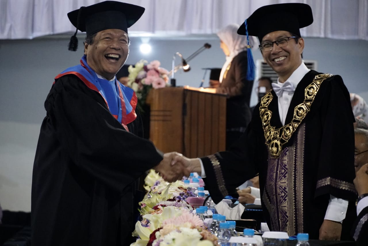 Lulus di Usia 71 Tahun, Pria Ini Jadi Wisudawan Tertua ITS