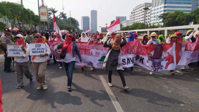 Massa Gerakan 20 September Padati Depan Gedung DPR RI Massa Gerakan 20 September Padati Depan Gedung DPR RI