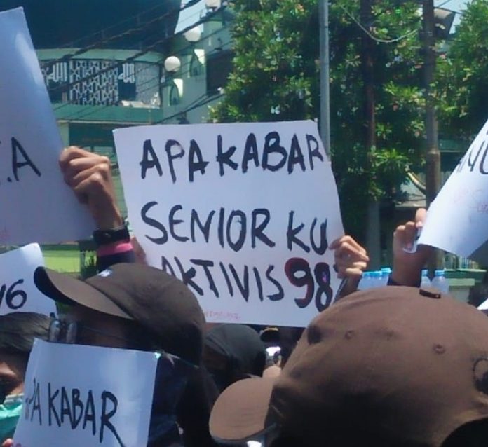 Poster Mahasiswa di Aksi Surabaya Menggugat Apa Kabar Seniorku 1998 Poster Mahasiswa di Aksi Surabaya Menggugat Apa Kabar Seniorku 1998