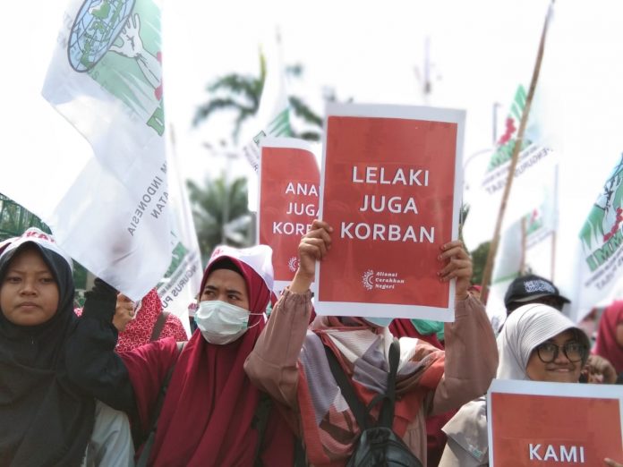 Aksi di Depan Gedung DPR RI, Massa Tolak RUU P-KS Aksi di Depan Gedung DPR RI, Massa Tolak RUU P-KS
