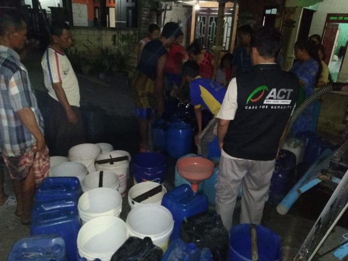 Akhir Oktober Kekeringan Masih Melanda Jatim, ACT Salurkan Bantuan Air Bersih Akhir Oktober Kekeringan Masih Melanda Jatim, ACT Salurkan Bantuan Air Bersih