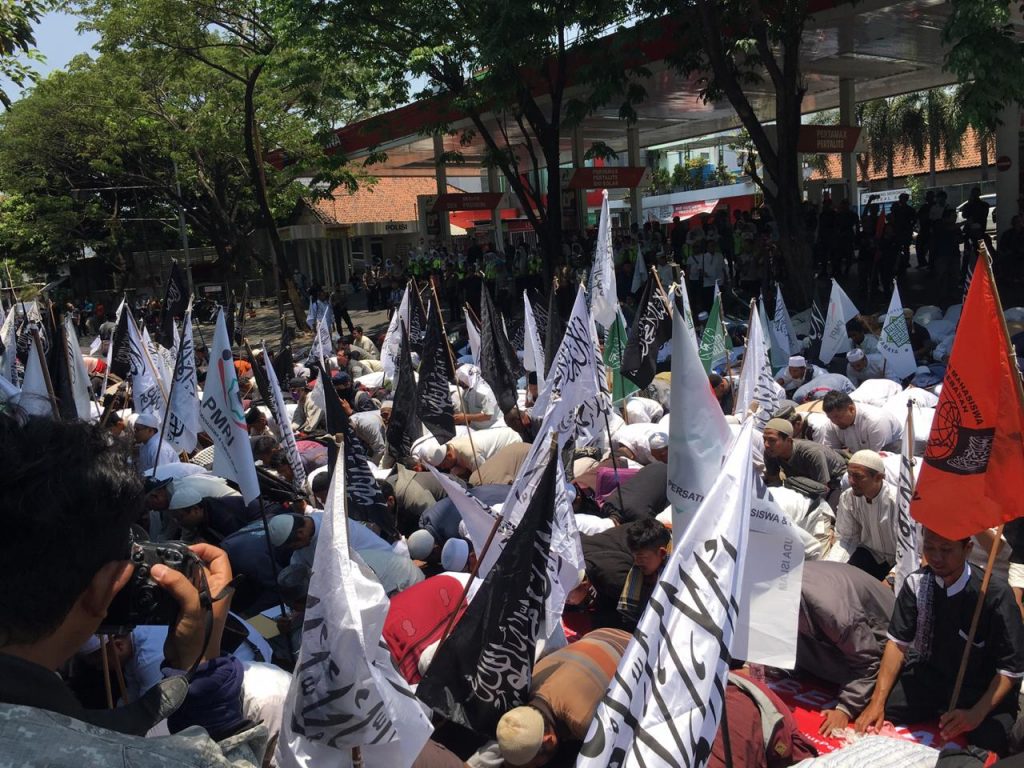 Gus Nur Masih Bebas, Massa Pendukungnya Sujud Syukur