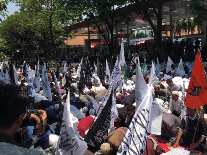 Gus Nur Masih Bebas, Massa Pendukungnya Sujud Syukur Gus Nur Masih Bebas, Massa Pendukungnya Sujud Syukur