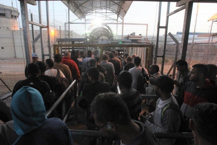 Pekerja Palestina Dipaksa Membayar Untuk Bekerja di Israel Pekerja Palestina Dipaksa Membayar Untuk Bekerja di Israel