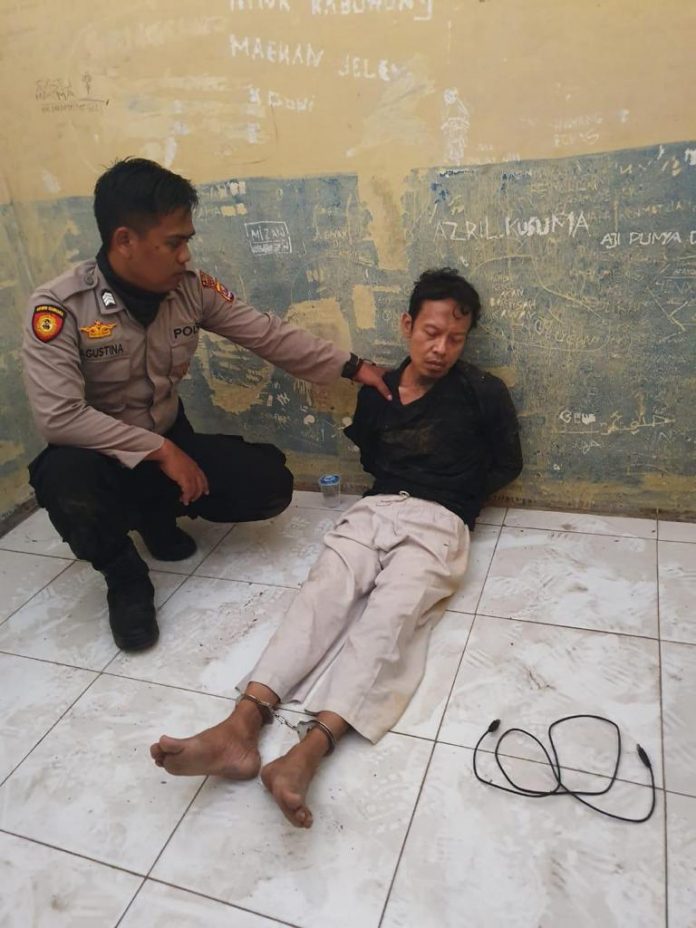 Wiranto Diserang Saat Mengunjungi Pesantren, Polisi Amankan Dua Orang Wiranto Diserang Saat Mengunjungi Pesantren, Polisi Amankan Dua Orang