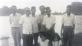Bung Hatta ketika berkunjung ke Banda Neira tahun 1973 bertemu Des Alwi dan keluarga Bahalwan.