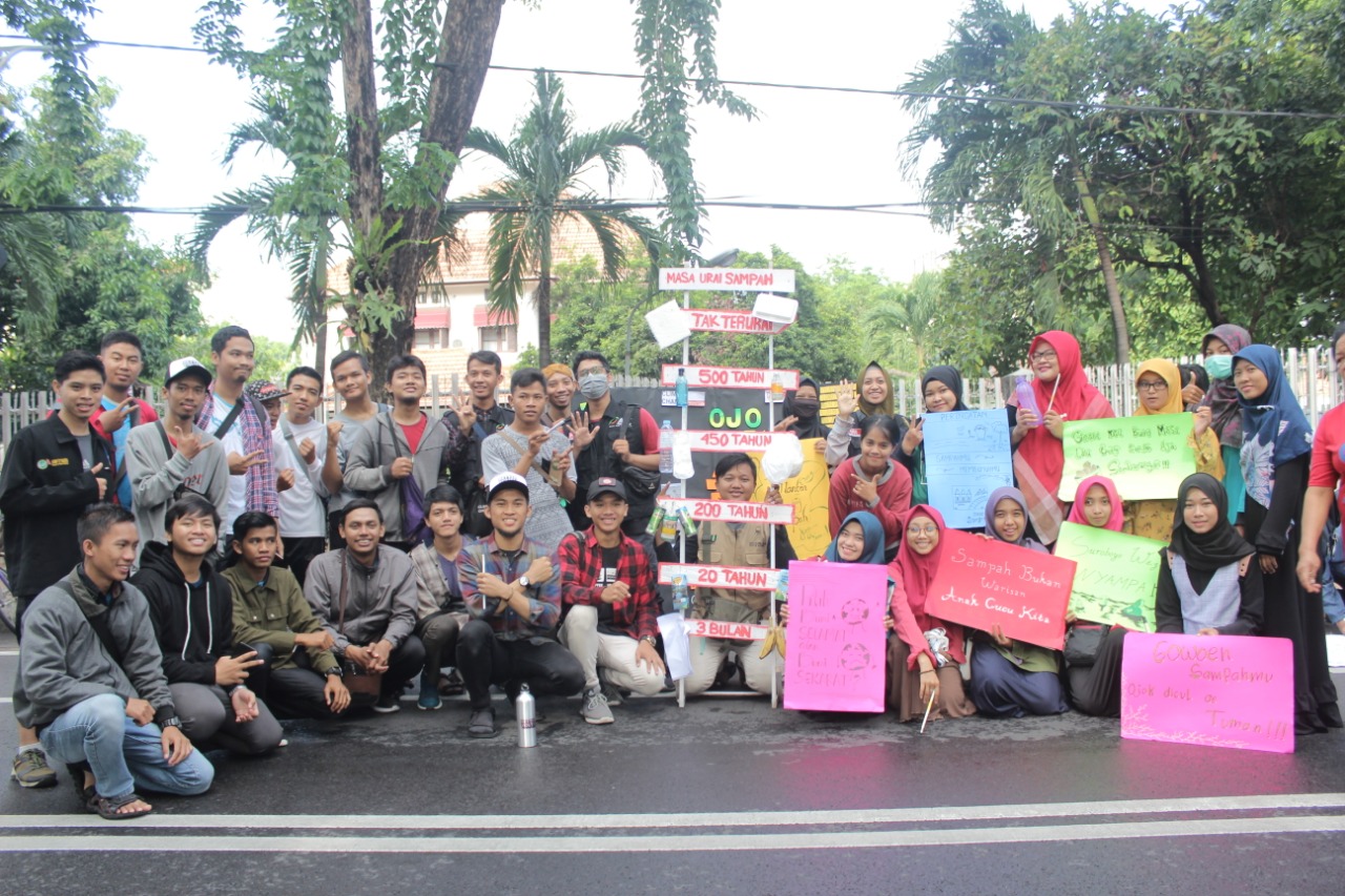 Kurangi Sampah Plastik, Relawan MRI Surabaya Edukasi Masyarakat di Car Free Day