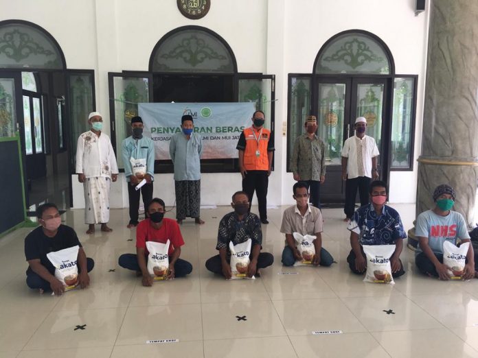 Bantu Daerah Potensial Dakwah, LMI dan MUI Jatim Kolaborasi Bagikan Sembako Bantu Daerah Potensial Dakwah, LMI dan MUI Jatim Kolaborasi Bagikan Sembako