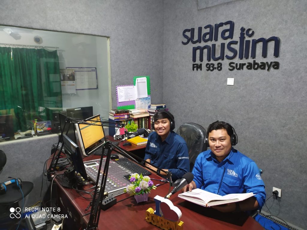 Suasana siaran program Jelajah Al-Qur'an Radio Suara Muslim Surabaya. Foto: suaramuslim.net.