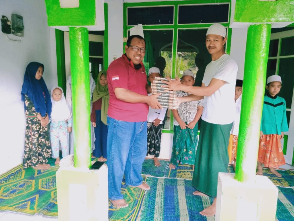 Cerita Pilu Saat Laznas LMI Bagikan Wakaf Al-Qur’an di Daerah Pelosok