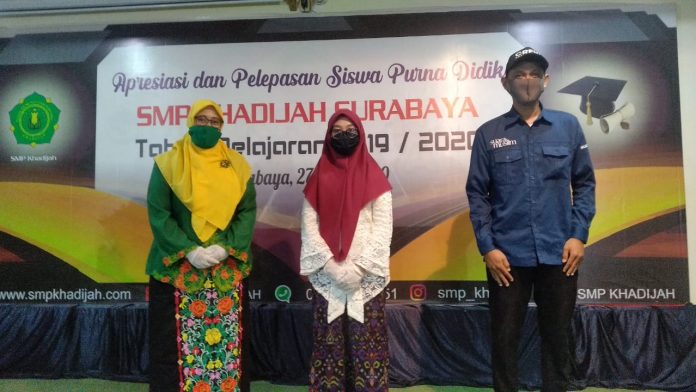 Gelar Wisuda Online, Pesan Kepsek SMP Khadijah Surabaya Jaga Salat, Ngaji dan Agama