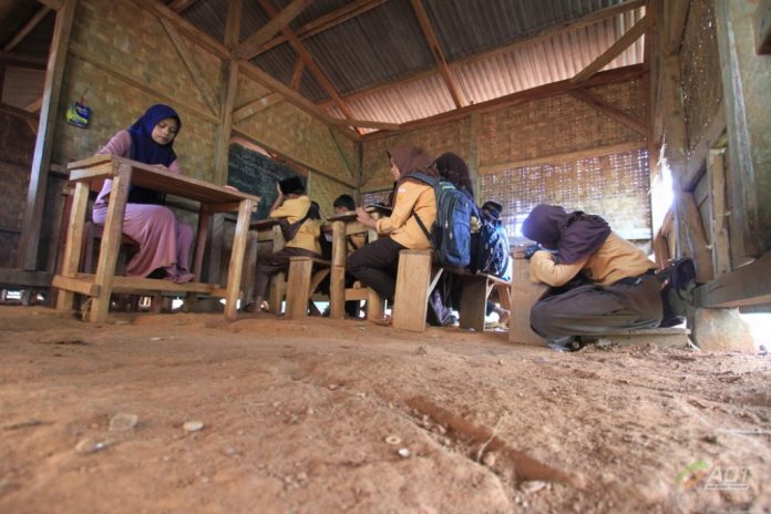 Potret Perjuangan Guru Prasejahtera di Usia 75 Tahun Indonesia