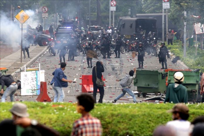 Pengunjuk rasa dan polisi bentrok saat demonstrasi menentang Undang-Undang Cipta Kerja di Jakarta